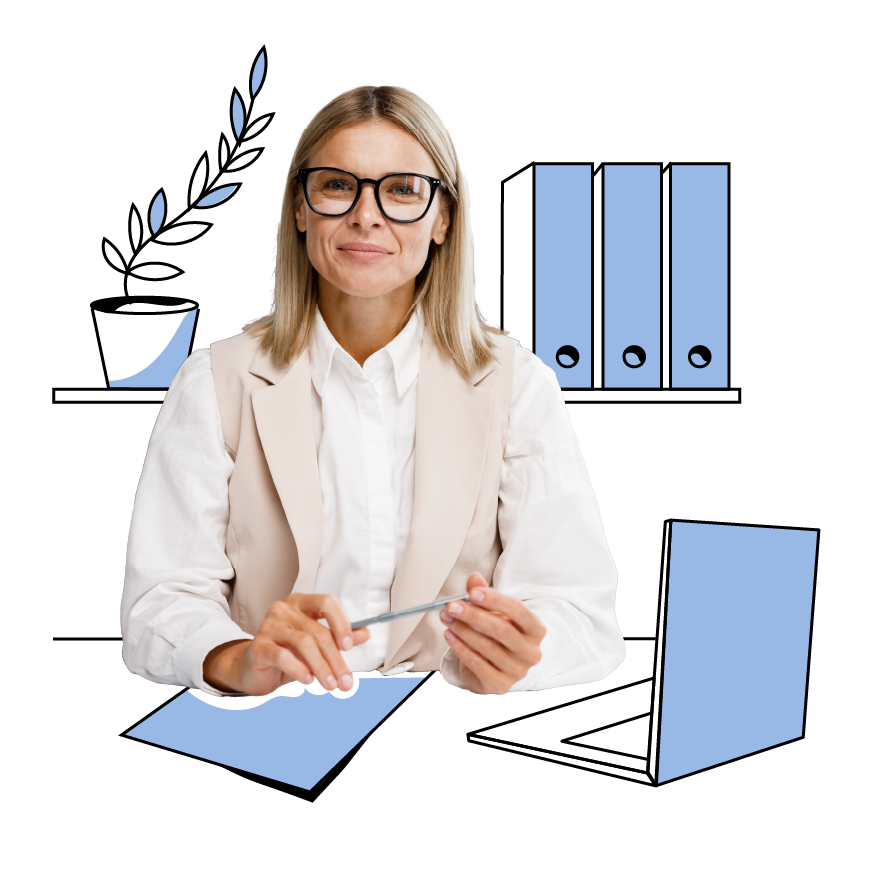 Kobieta z okularami siedzi przy biurku, trzyma długopis, a w tle widoczne są ilustracyjne elementy biurowe: laptop, teczki na półce i doniczka.