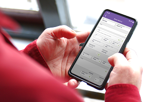 Osoba trzymająca smartfon i wypełniająca formularz w aplikacji mobilnej – obsługa danych na telefonie