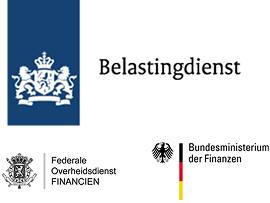 Logo Belastingdienst (holenderskiej administracji podatkowej) z niebieskim pionowym panelu z herbem po lewej i napisem Belastingdienst po prawej na czarnym tle.