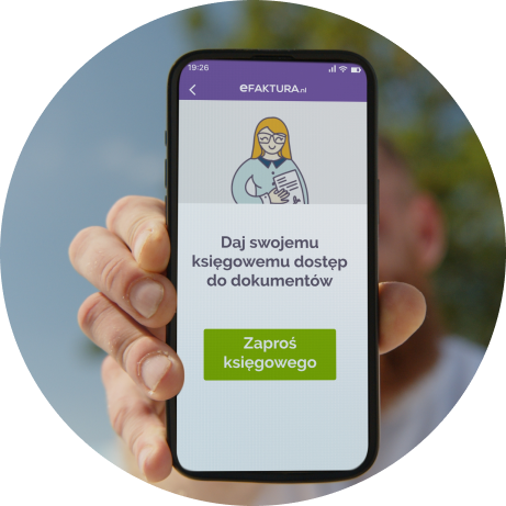 Osoba trzyma w dłoni telefon z uruchomioną aplikacją eFaktura; na ekranie widnieje komunikat „Daj swojemu księgowemu dostęp do dokumentów” oraz zielony przycisk „Zaproś księgowego”.