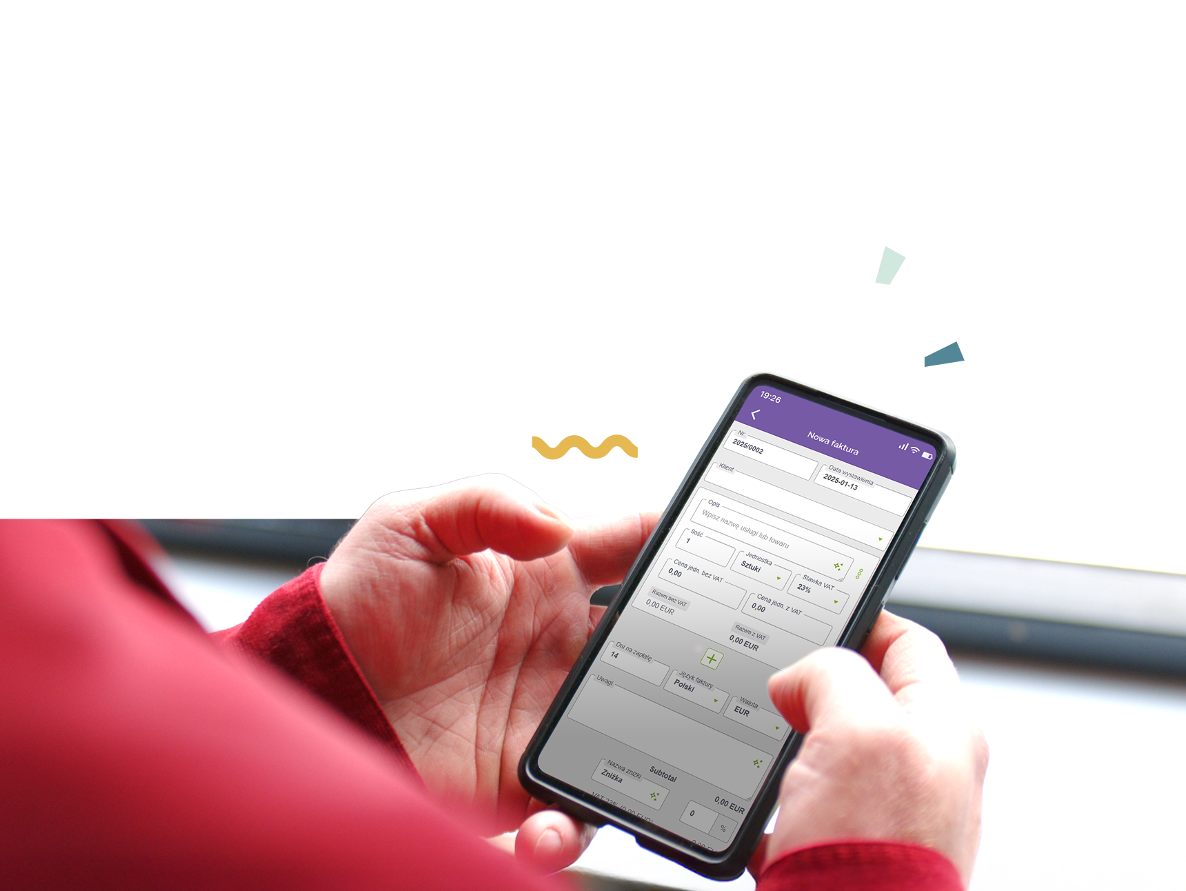 Osoba trzymająca smartfon i wypełniająca formularz w aplikacji mobilnej – obsługa danych na telefonie
